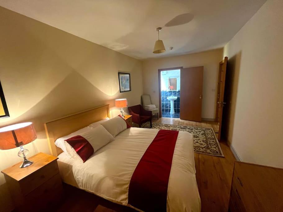 נוק Elegant Rooms And Suites In Knock מראה חיצוני תמונה
