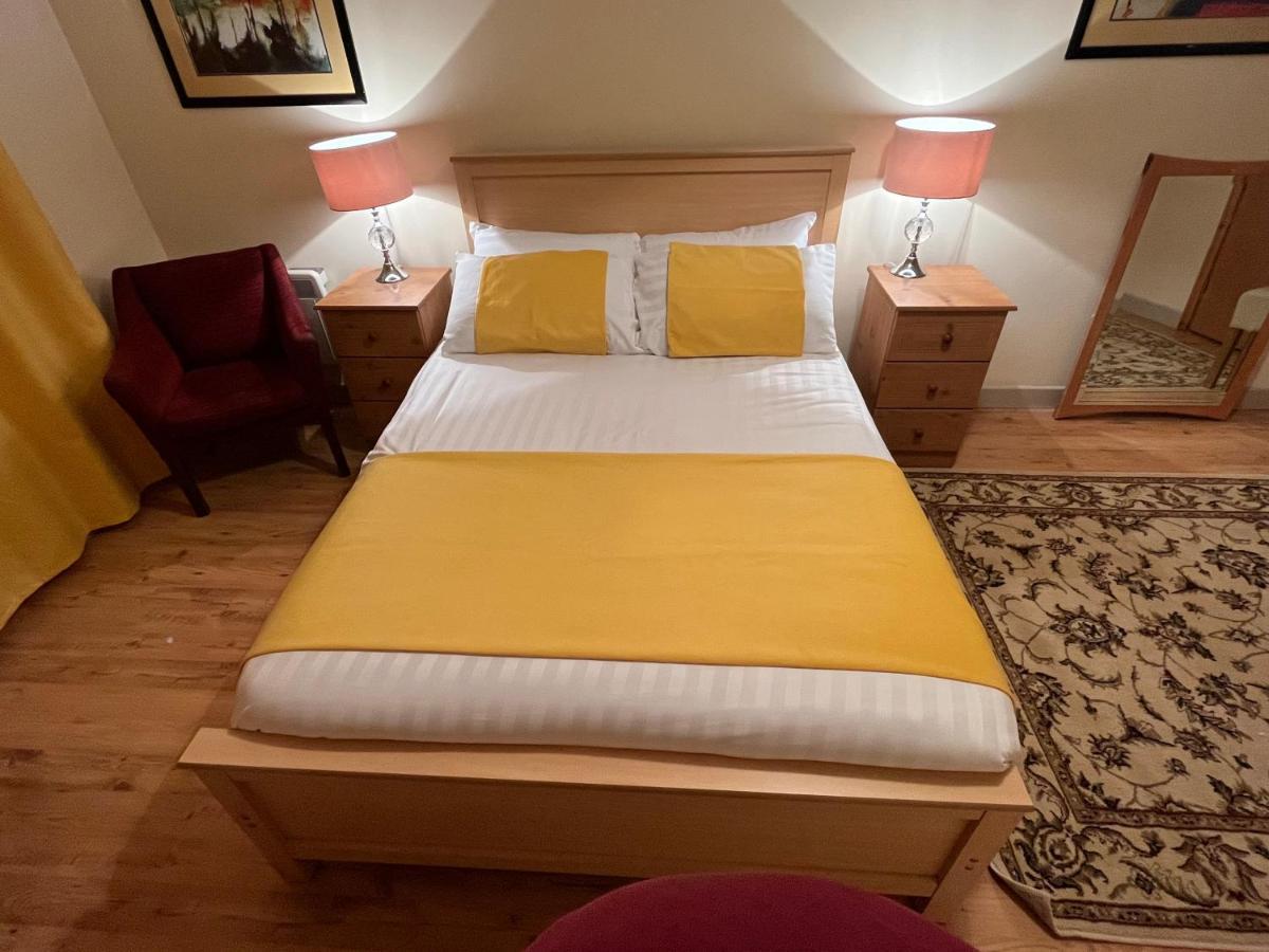נוק Elegant Rooms And Suites In Knock מראה חיצוני תמונה