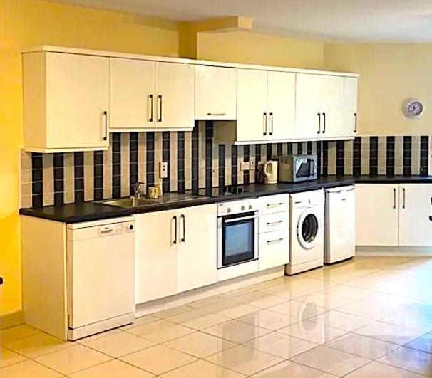 נוק Elegant Rooms And Suites In Knock מראה חיצוני תמונה